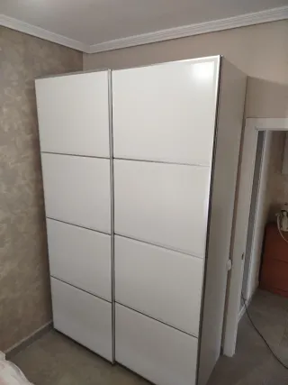 Armario blanco y plateado