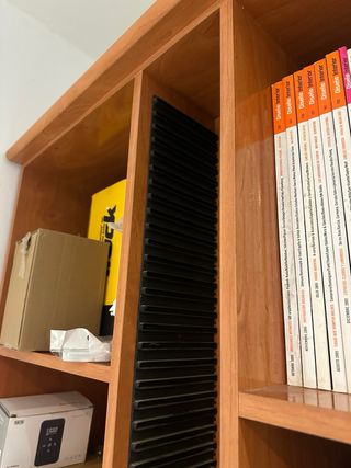 Mueble organizador de madera y plástico