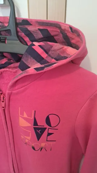 Sudadera fucsia con cremallera y capucha