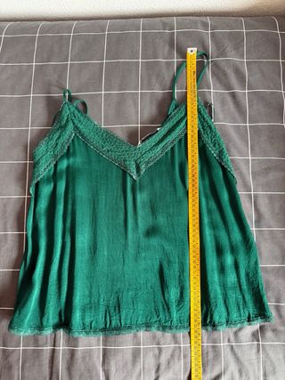 Blusa Stradivarius verde transparente lunares