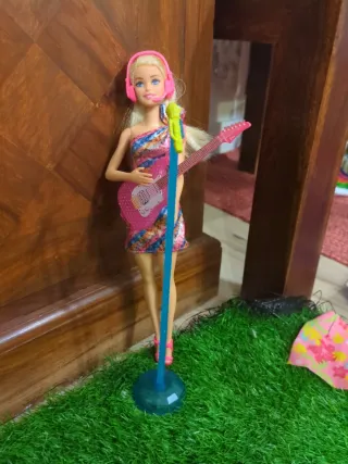 Barbie cantante con guitarra y micrófono