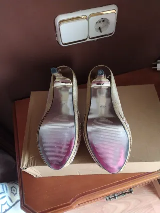 Zapatos de tacón dorados brillantes talla 39