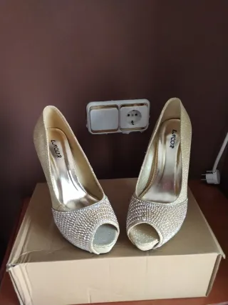 Zapatos de tacón dorados brillantes talla 39