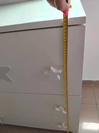 Cómoda infantil blanca con estrellas