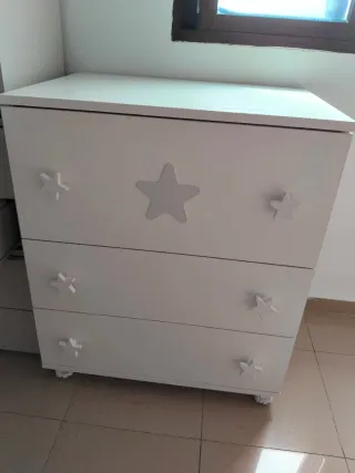 Cómoda infantil blanca con estrellas