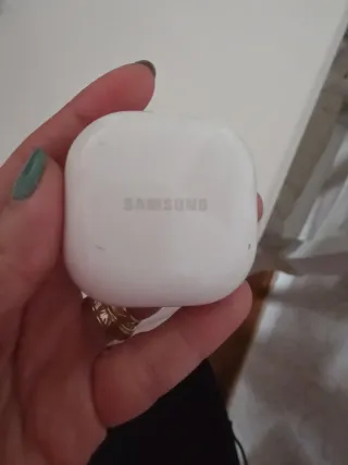 Caja Cargador Air Buds 2 Samsung No tiene los caja