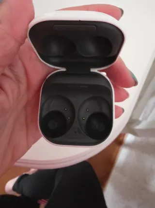 Caja Cargador Air Buds 2 Samsung No tiene los caja