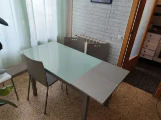 Mesa comedor cristal y metal y 4 sillas metal