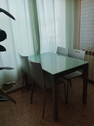 Mesa comedor cristal y metal y 4 sillas metal