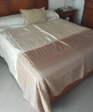 Colcha satinada beige, marrón y dorada cama 150