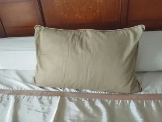 Colcha satinada beige, marrón y dorada cama 150