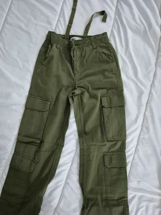 Pantalón cargo Bershka verde