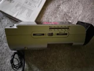 Radio despertador con proyector de hora