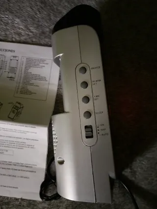 Radio despertador con proyector de hora