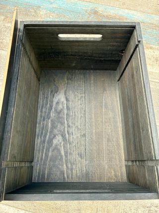 Caja de madera negra