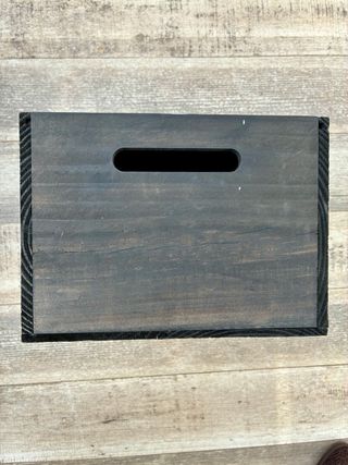 Caja de madera negra