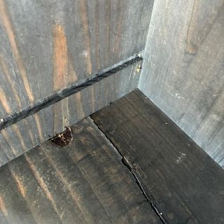 Caja de madera negra