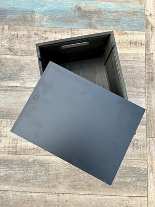 Caja de madera negra