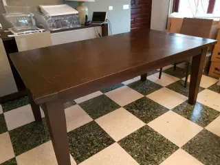 Mesa de comedor de madera oscura