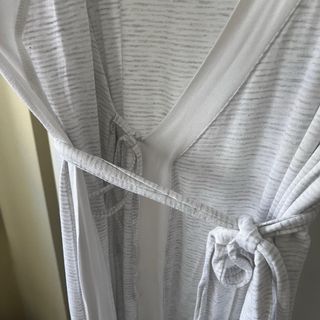 Bata premamá gris con cinturón