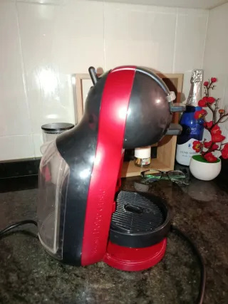 Cafetera Dolce Gusto Roja y Negra