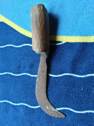 Hoz antigua de madera y metal