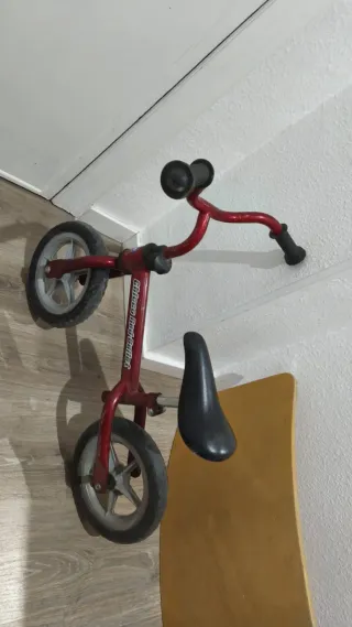 Bicicleta de equilibrio roja