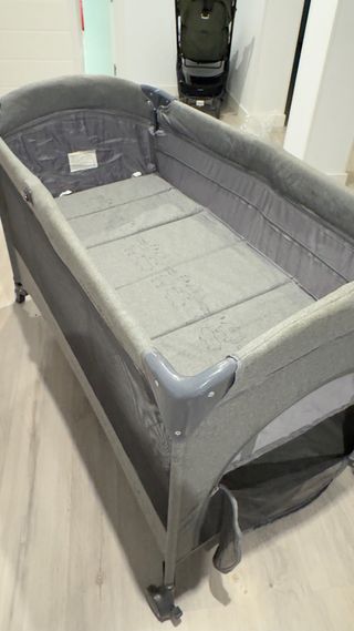 Cuna de viaje gris