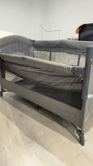 Cuna de viaje gris