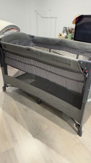 Cuna de viaje gris