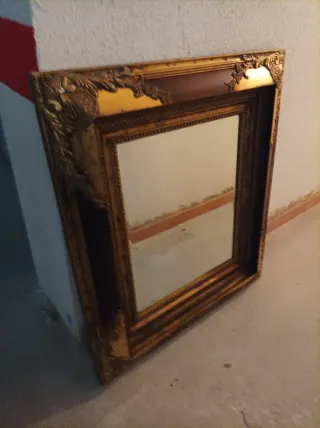 Espejo ovalado decorativo dorado