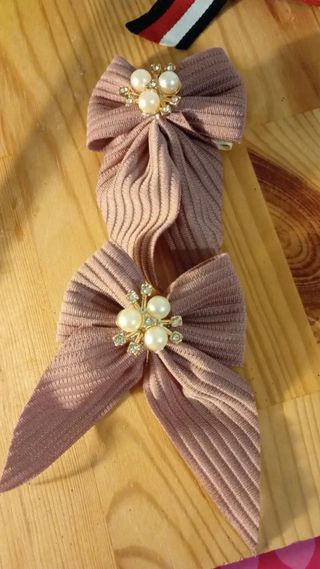 Laços de flor vermelhos feitos à mão