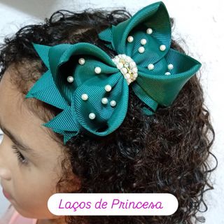 Laços de flor vermelhos feitos à mão