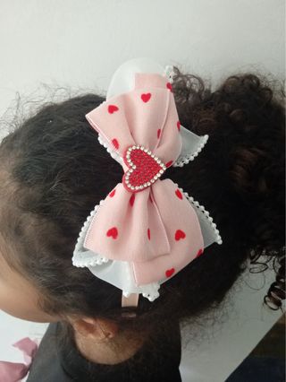 Laços de flor vermelhos feitos à mão