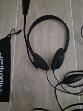 Auriculares Plantronics con funda y adaptador