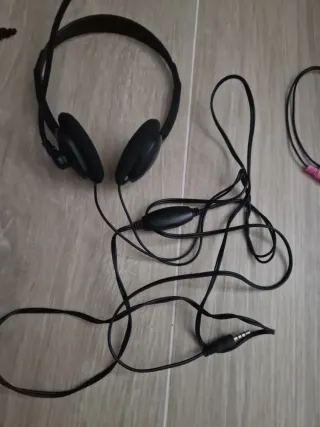 Auriculares Plantronics con funda y adaptador