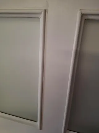 Puerta blanca con 4 cristales