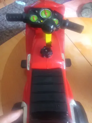 Moto de juguete roja
