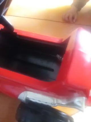 Moto de juguete roja