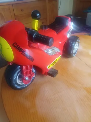 Moto de juguete roja