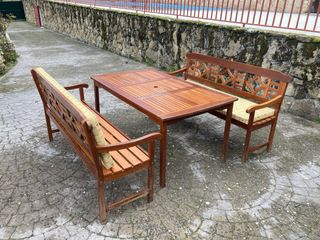 Mesa y bancos de madera para jardín
