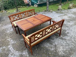 Mesa y bancos de madera para jardín