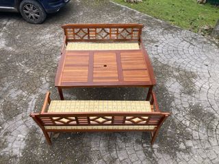 Mesa y bancos de madera para jardín