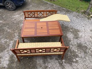 Mesa y bancos de madera para jardín