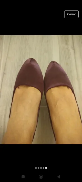 Zapatos de tacón morados con pedrería