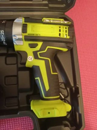 Taladro percutor a batería 28V con maletín