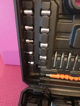 Taladro percutor a batería 28V con maletín