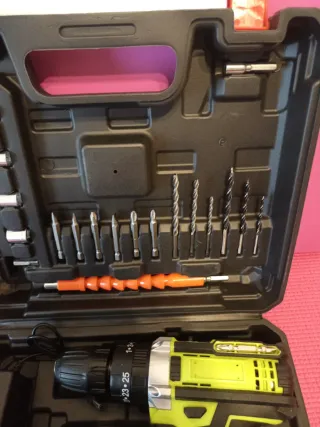 Taladro percutor a batería 28V con maletín