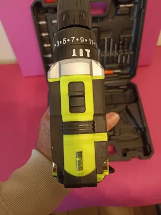 Taladro percutor a batería 28V con maletín