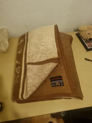 2 Mantas de lana virgen de merino.